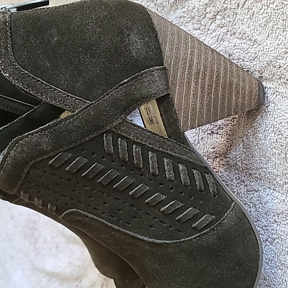 Vince Camuto Verona - Picture 6 of 8